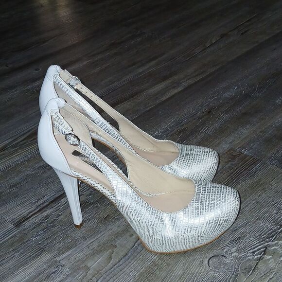 Guess Jacoba Platform High Heel 4.5"   classy elegant Pump Size 7.5  EUC - Picture 5 of 8